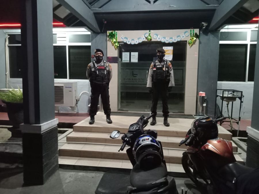 Malam,Satsabhara Polres Kotawaringin Barat Sambangi Bank Kalteng di kobar. 