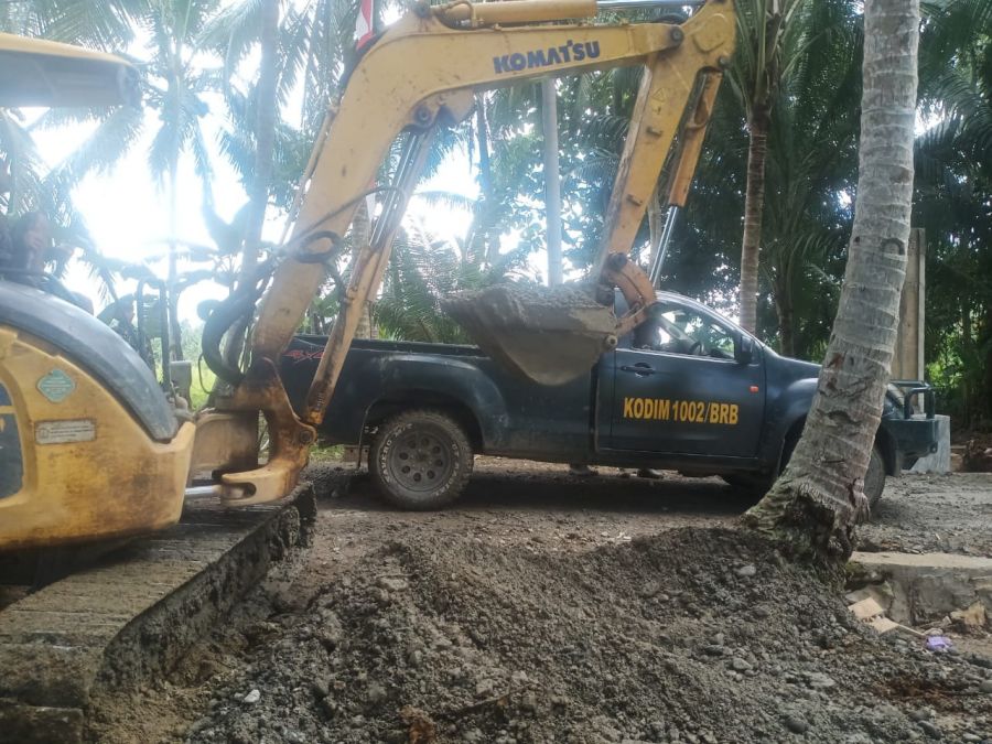 Manfaatkan Kendaraan Dinas, Anggota Satgas TMMD Kodim HST Angkut Material