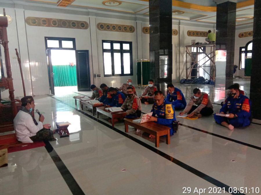 Masjid Al-Amin Dilaksanakan Binrohtal Bagi Personel Polres Kobar Yang Beragama Islam