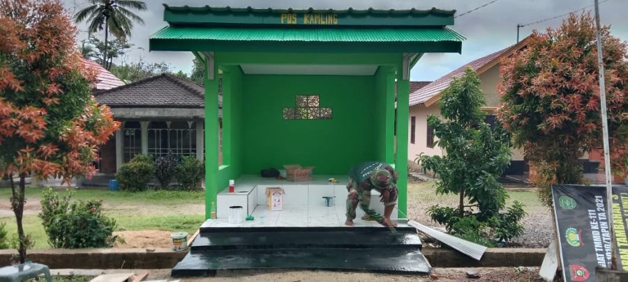 Anggota Satgas TMMD ke-111 Kodim 1010/Tapin Masuki tahap Pengecatan Teras Pos Kamling
