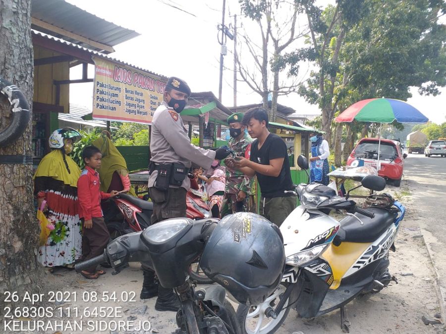 melaksanakan Himbauan Prokes dan bagikan masker kepada warga