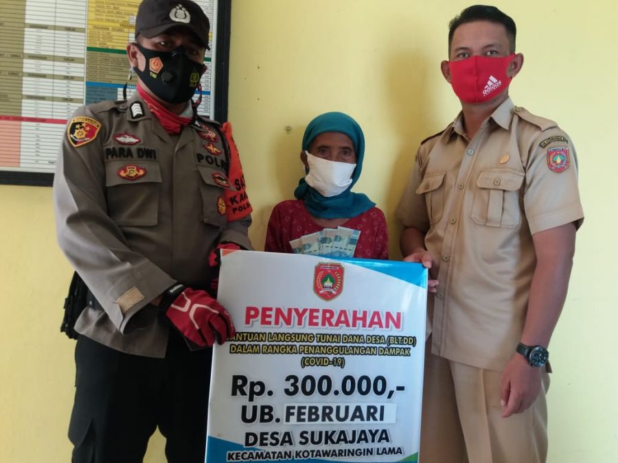 melaksanakan pengamanan pembagian bantuan sosial kepada warga desa binaannya.