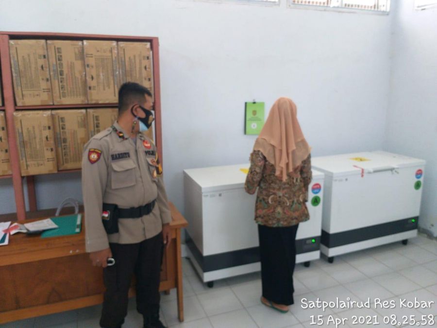 melaksanakan pengecekan suhu Vaksin Sinovac di Gudang Vaksin Dinkes Kobar secara rutin