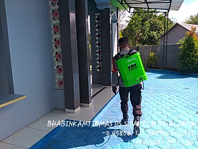 melaksanakan penyemprotan Disinfecktan di Kantor Dan Tempat Ibadah 