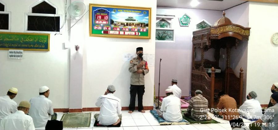 melakukan pengamanan ibadah shalat tarawih, anggota Polsek Kolam juga sampaikan himbauan protokol ke