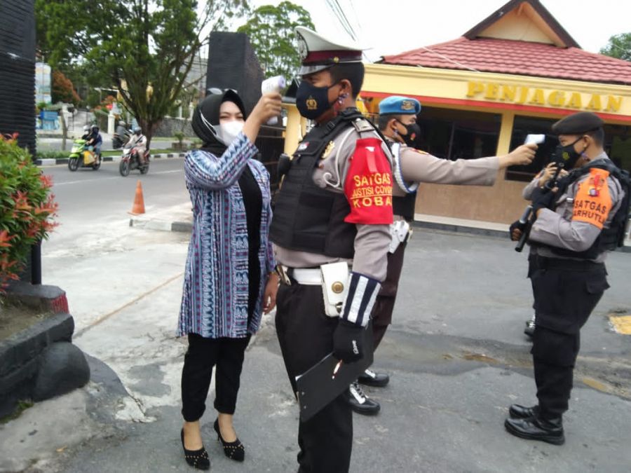 melakukan Skrining Covid – 19 Melalui Pengecekan Suhu Tubuh