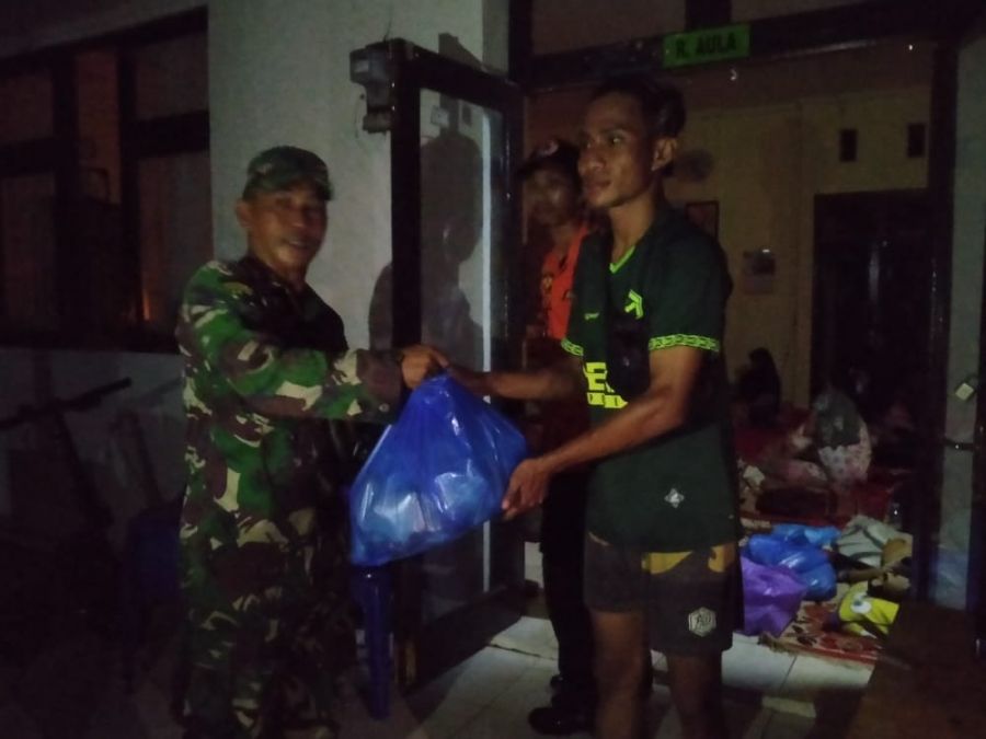 Melawan Arus Petugas Gabungan Salurkan Bantuan Logistik Kepada Pengungsi