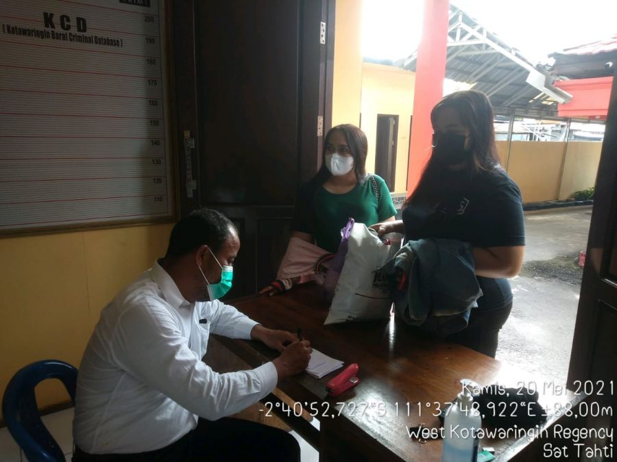 melayani antar titip makanan dan minum bagi tahan