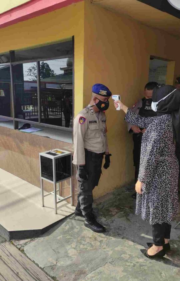 memastikan bahwa personel yg di cek suhu tubuh nya aman