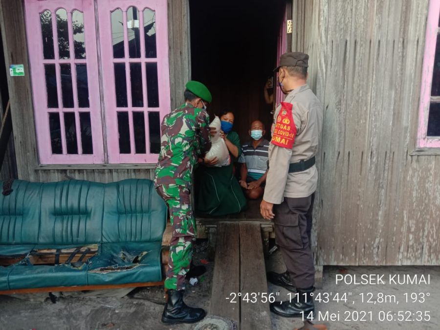 membagikan bantuan sosial guna meringankan beban warga yang tidak mampu dan terdampak covidc19