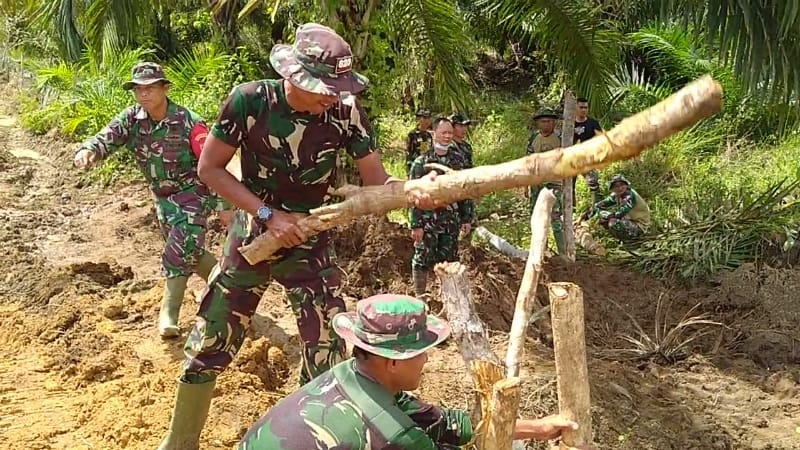 Satgas TMMD ke-111 Kodim 1009/Tanah Laut Saling Membahu Pasang Siring Kayu