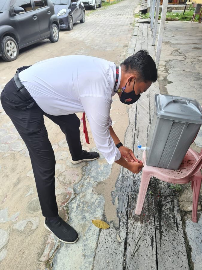 Mencuci Tangan sebelum masuk keruang kerja