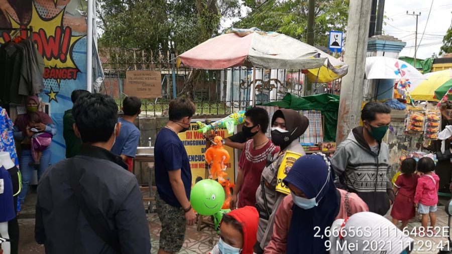 Menerapkan Prokes Kepada Para Pelaku UMKM Dan Warga,OPS yustisi