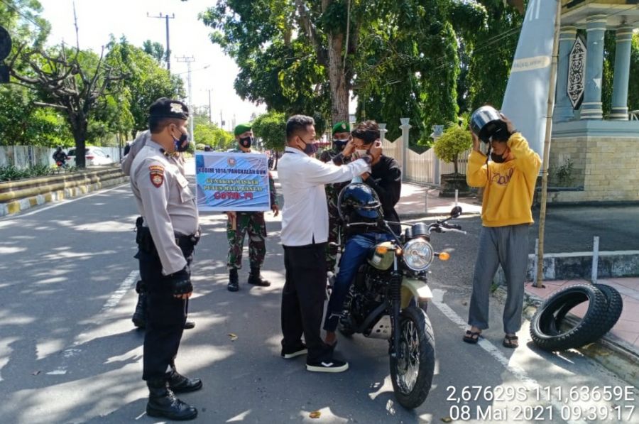 Menerapkan Prokes Kepada Pengendara Ranmor, Pelaku UMKM Dan Warga Seputaran P Bun.