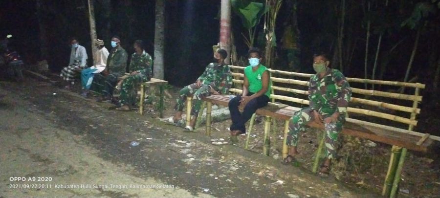 Meningkatkan Keakraban, Satgas TMMD Bersama Warga di Malam Hari