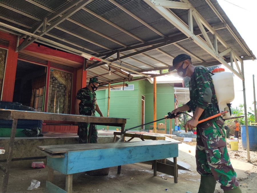 Minimalisir Penyebaran Corona, Babinsa Kasarangan Semprotkan Disinfektan Di Lokasi TMMD