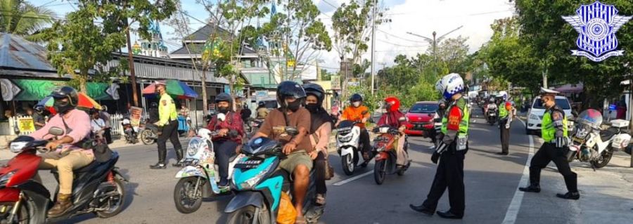 Mobilitas Meningkat Polantas Mengurai Kemacetan di Pasar Wadai