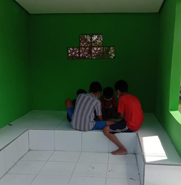 Lokasi TMMD ke 111 Kodim 1010/Tapin Menjadi  tempat Anak Anak Berkumpul dan Bermain di Pos Kamling 