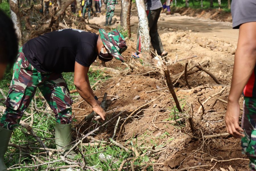 Warga Semangat Gotong Royong Bersama Satgas TMMD