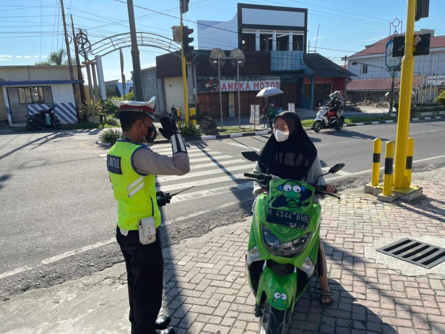 nekat tidak menggunakan helm saat berkendara