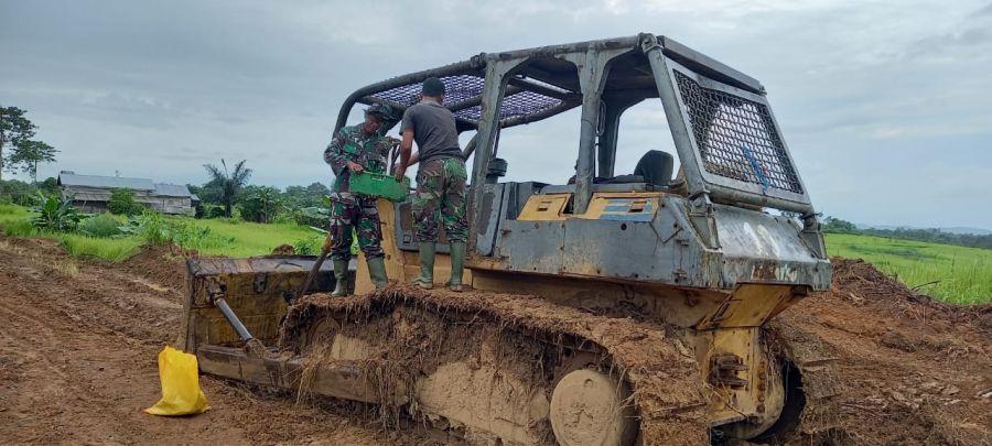 Operator Alat Berat Isi BBM Dibantu Oleh Satgas TMMD 112 Kodim 1004/Kota Baru