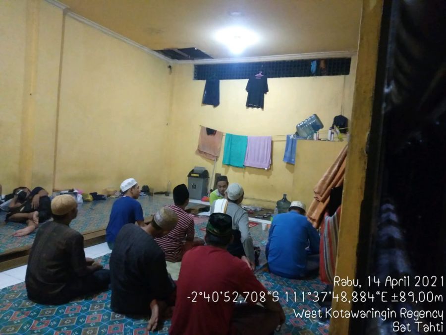 para tahanan menunaikan sholat secara berjamaah usai sholat tahanan juga rutin membaca alquran,