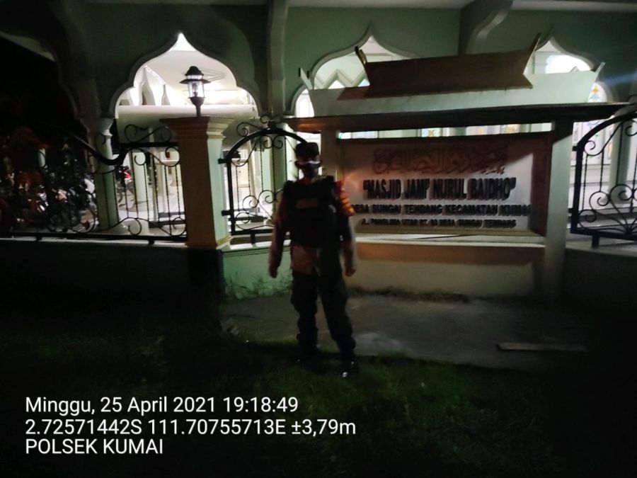 Pastikan Ibadah Berjalan Kondusif, Aipda Dharma Lakukan Pengamanan Sholat Tarawih Di Masjid At Tauba