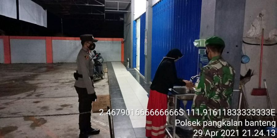 Patroli Gabungan TNI-POLRI malam hari guna mencegah kriminal