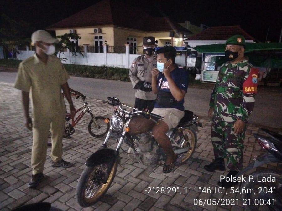 Patroli Gabungan TNI-POLRI Memberikan imbauan mengenai Prokes