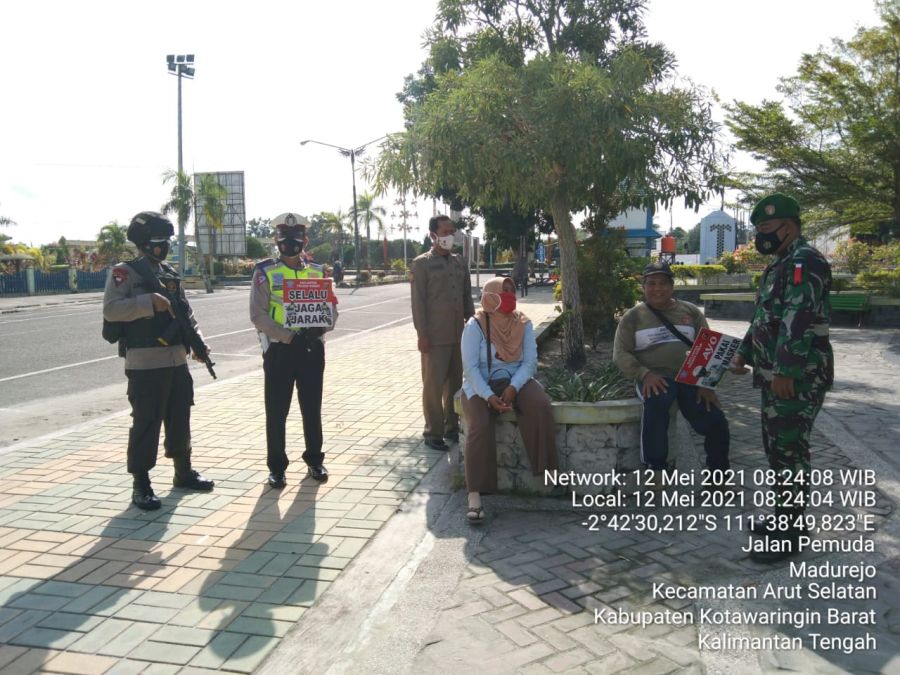Patroli Jalan Kaki  Guna Ciptakan Sitkamtibmas yang Kondusif