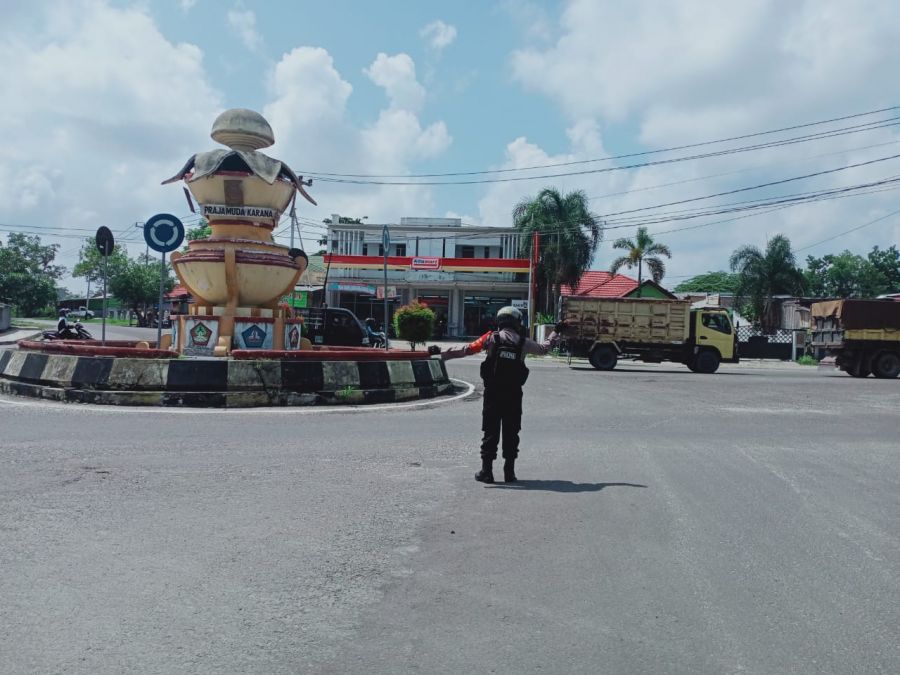 patroli satsabhara juga rutin melaksanakan pengaturan dijalan.