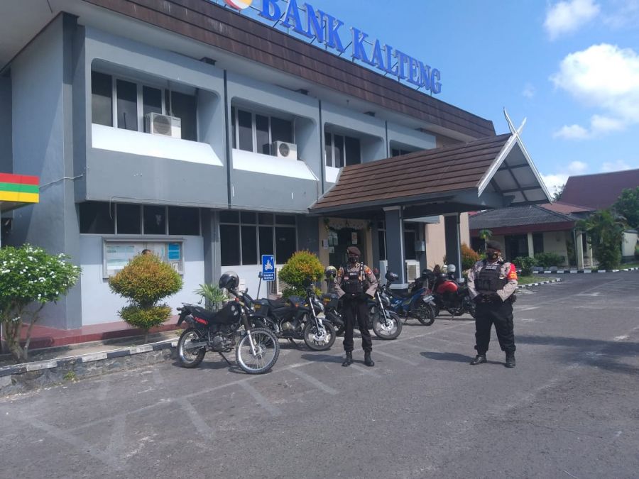 Patroli Satsabhara Polres Kotawaringin Barat Sambangi Bank BRI cabang di kobar. 