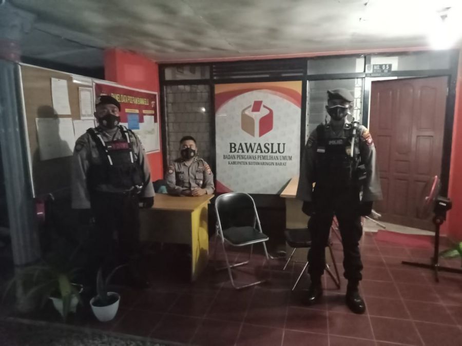 Patroli Team Rajawali sampaikan himbauan kepada anggota yang berjaga dikantor Bawaslu Kobar 