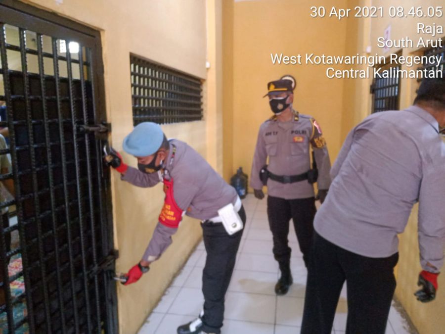 Pawas Piket Fungsi hari ini Iptu Ridwan tahanan kabur bersama dengan kanit spkt dan piket fungsi
