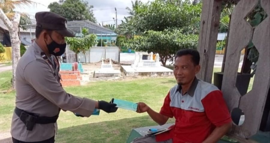 peduli kesehatan warga Kec. Kolam dengan berikan masker