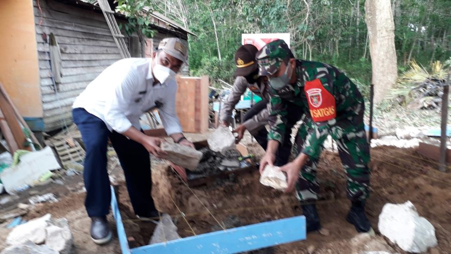 Peletakan Batu Pertama Musholla Noor Iman oleh Dandim 1002/HST