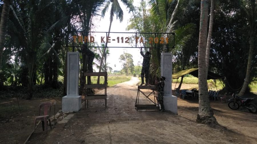 Pemasangan Nama  Gapura  TMMD ke-112 Tahap Pengecetan