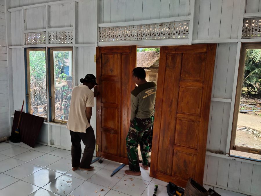 Pemasangan Pintu Musholla Noor Imam  Oleh Anggota Satgas TMMD Bersama Warga