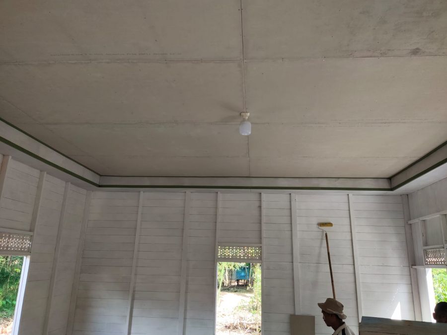 Pemasangan Plafon Mushola Noor Iman Rampung