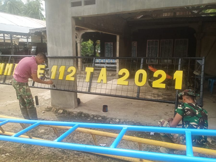 Pembangunan Gapura  TMMD ke-112 Tahap Pengecetan