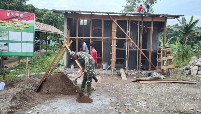 Pembangunan MCK di Lokasi TMMD ke 112 Masuk Tahap Pemasangan Atap