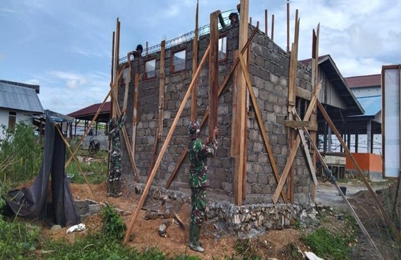 Pembangunan MCK sasaran TMMD ke 112 Kodim 1004/Kotabaru masuki Tahap Perapian Dinding