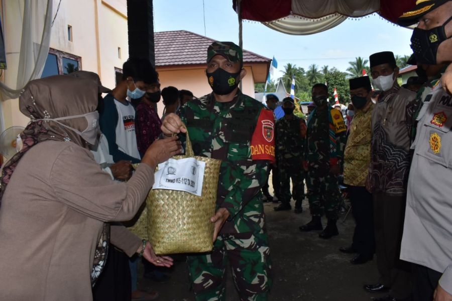 Pemberian Bahan Kontak dan Alat Olahraga oleh Tim Wasev TMMD