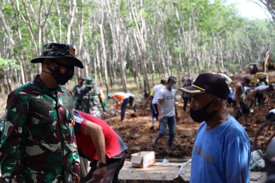 Pembuatan Badan Jalan 3.149 meter Dicek Dansatgas TMMD