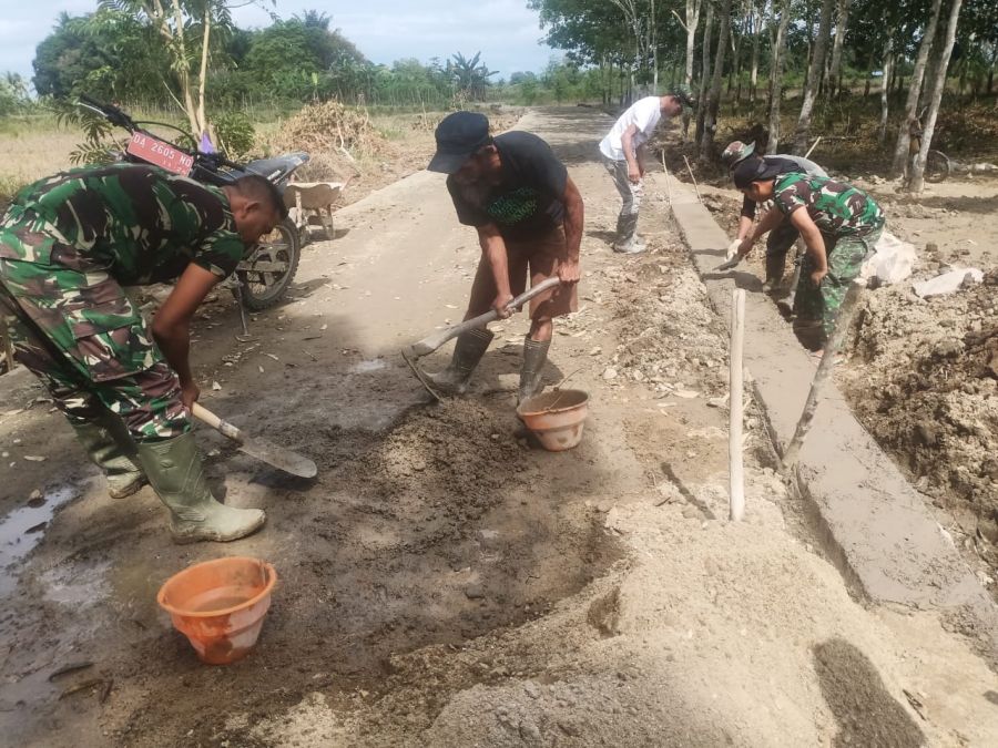 Pembuatan Pondasi Kanan dan Kiri Jalan TMMD Kodim HST masih Berlanjut