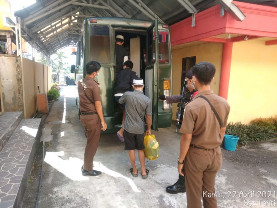 pemindahan tahanan titipan kejakasaan dari rutan polres kobar ke lapas  P. Bun
