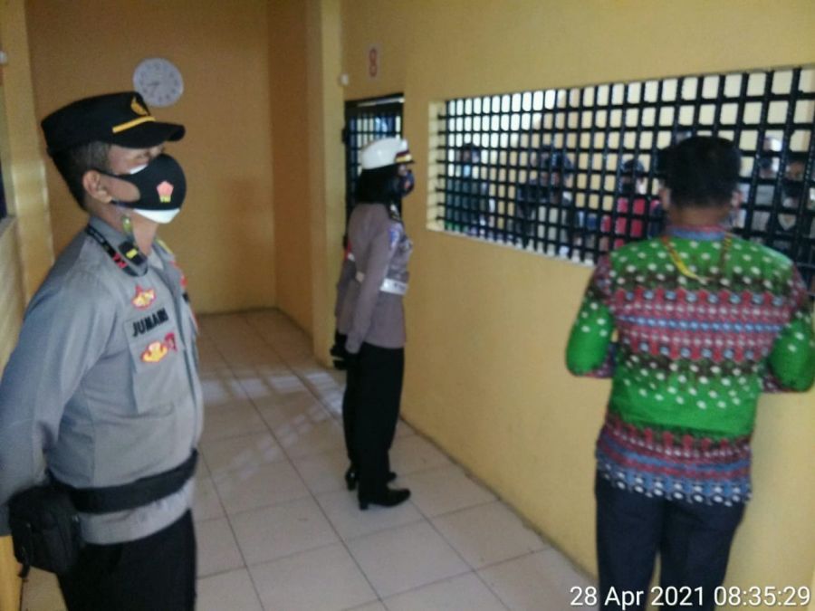 pengecekan personel piket dan jumlah fisik dan kondisi tahanan