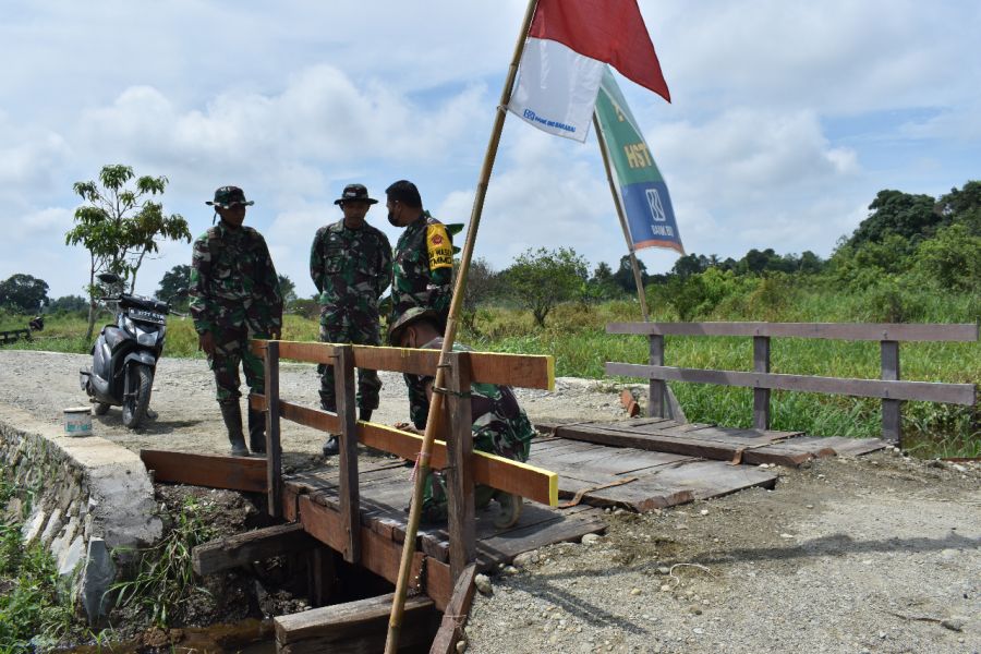 Pengecetan Jembatan di STA.1.450 Meter Oleh Anggota Satgas TMMD