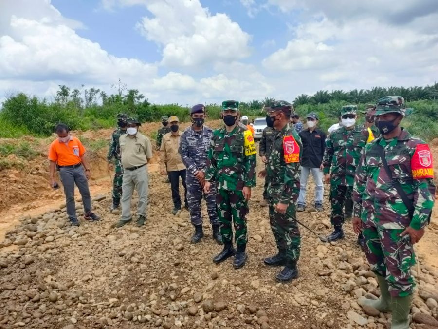 Peninjauan Lokasi Pembukaan sepanjang 6000 Meter yang menghubungkan 2 kecamatan oleh tim Wasev TMMD