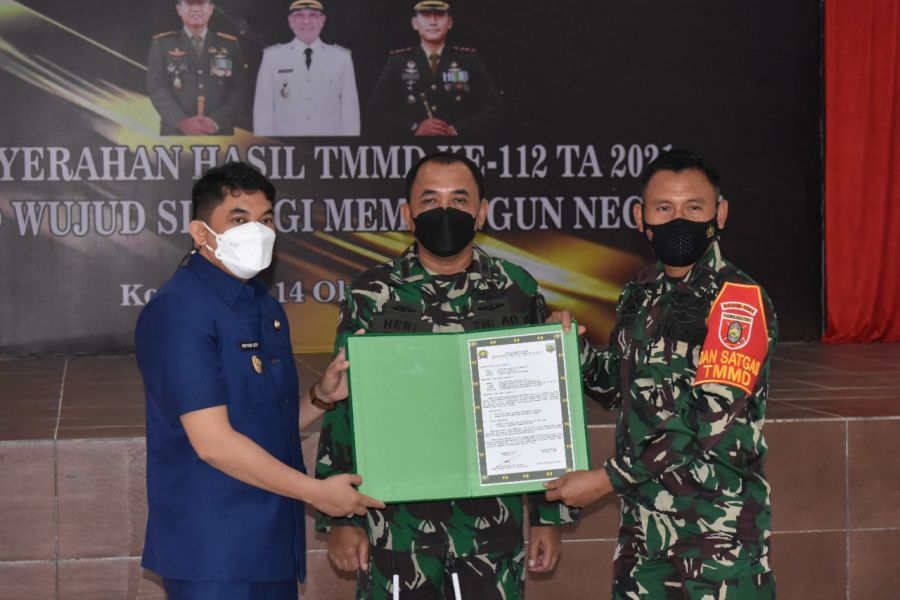 Penutupan TNI Manunggal Membangun Desa (TMMD) Ditandai Serah Terima Hasil TMMD ke 112